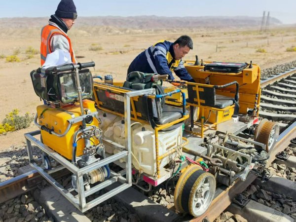 杠杆配资查询平台 “探伤医生”凭科技利器守护铁路安全