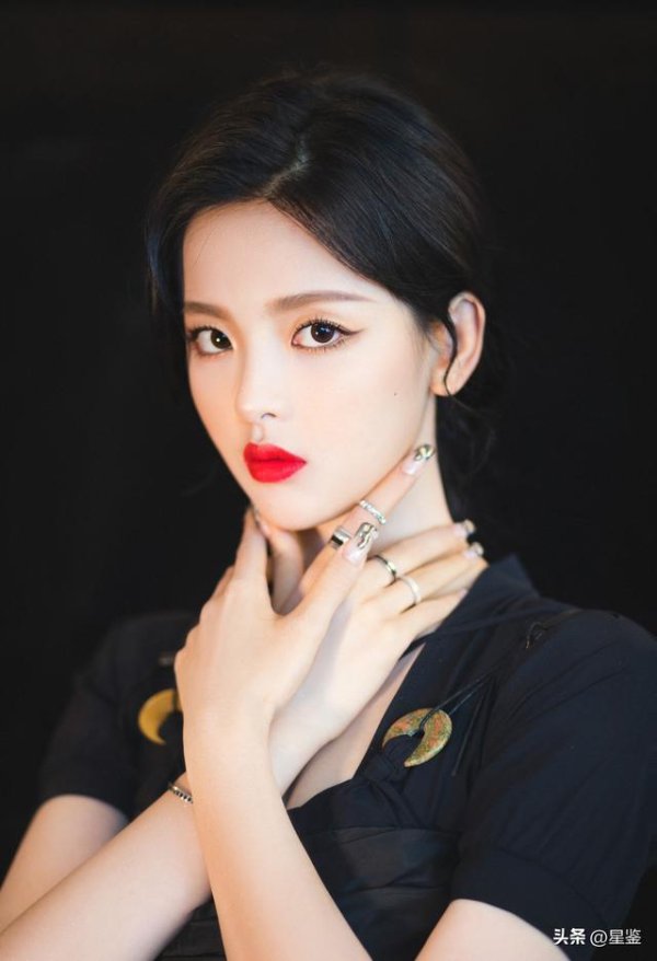 上海股票配资 被杨超越的黑裙造型美晕！新中式穿搭的正确打开方式