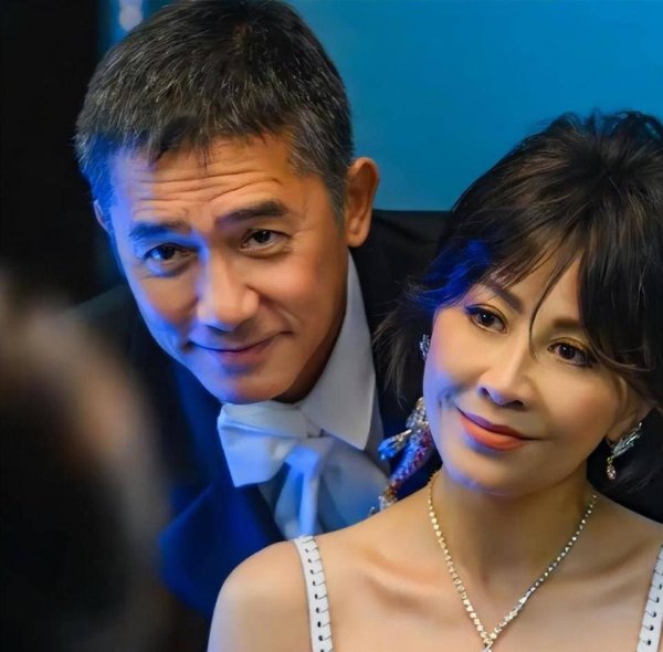 股票杠杆平台app 结婚18年无子女！刘嘉玲带梁朝伟回苏州见老同学，他的反应太戳心